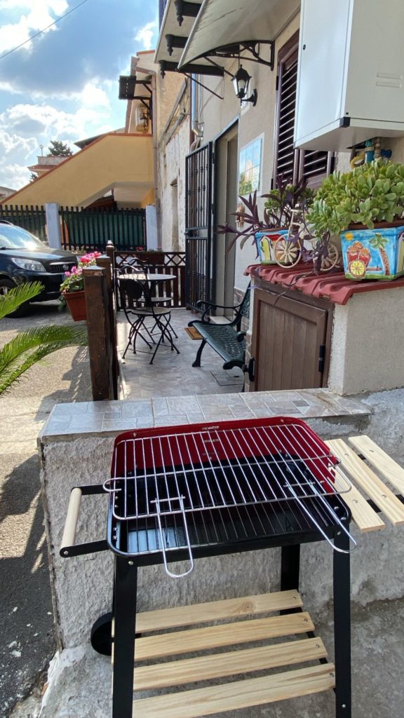 palermo Foto ingresso Esterno Barbecue casetta matotta BnB a Palermo
