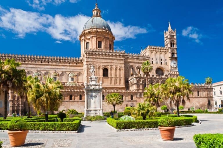 Foto Frontale Cattedrale di Palermo primo dei dieci posti da vedere a Palermo first of 10 places to see in Palermo